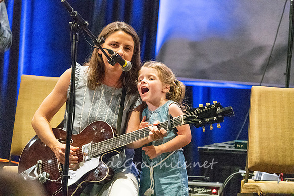 Meagan Taylor and her youngest-3169